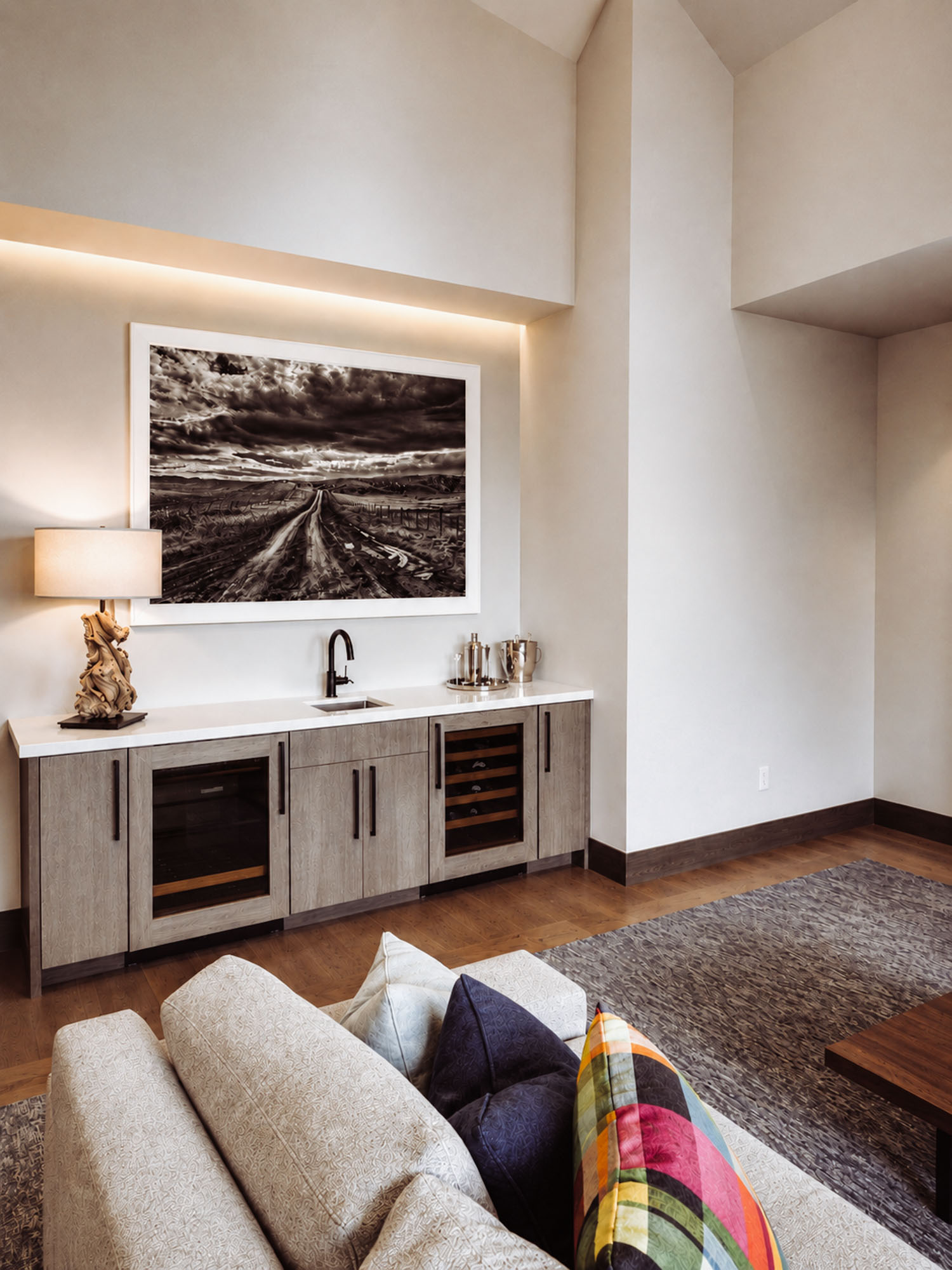 Montage Spanish Peaks residence — entertaining lounge with bar wall landscape